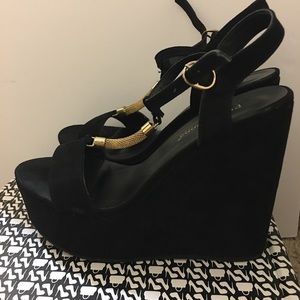 Black and gold wedges